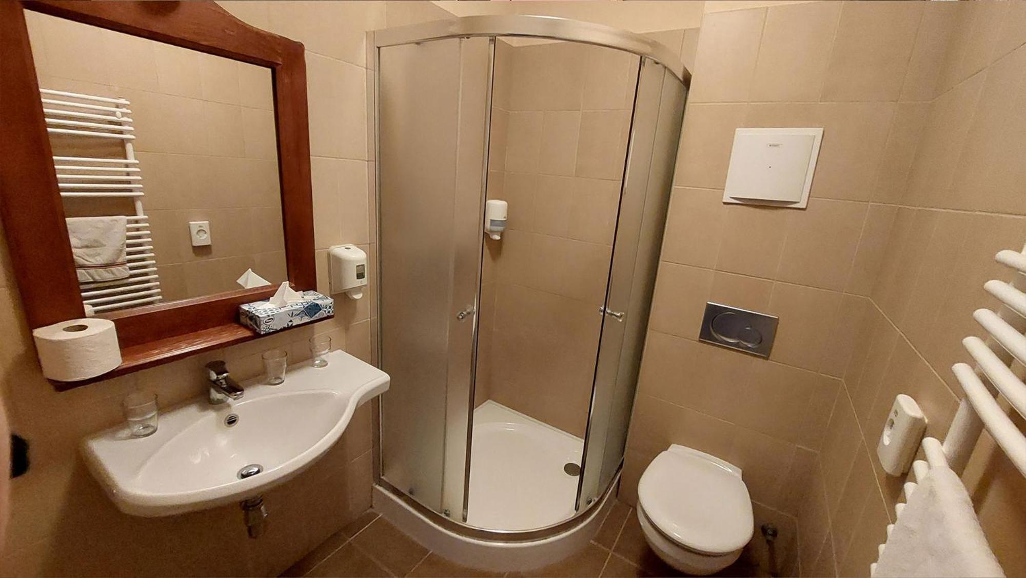 Oazis Hotel*** 瑙吉考尼饶 外观 照片