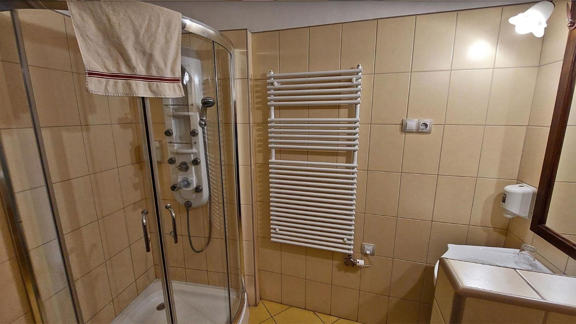 Oazis Hotel*** 瑙吉考尼饶 外观 照片